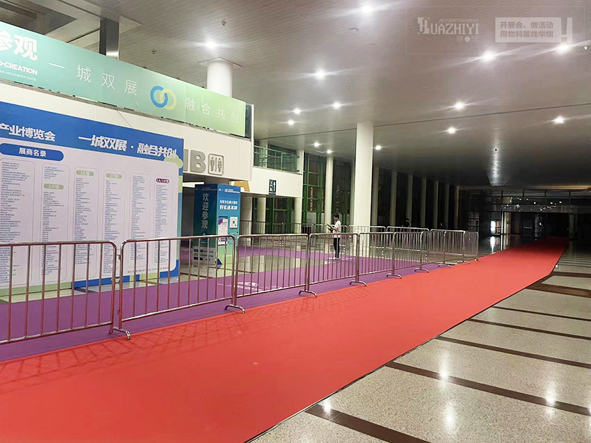 鄭州鐵馬護欄出租廠家協助會展中心活動