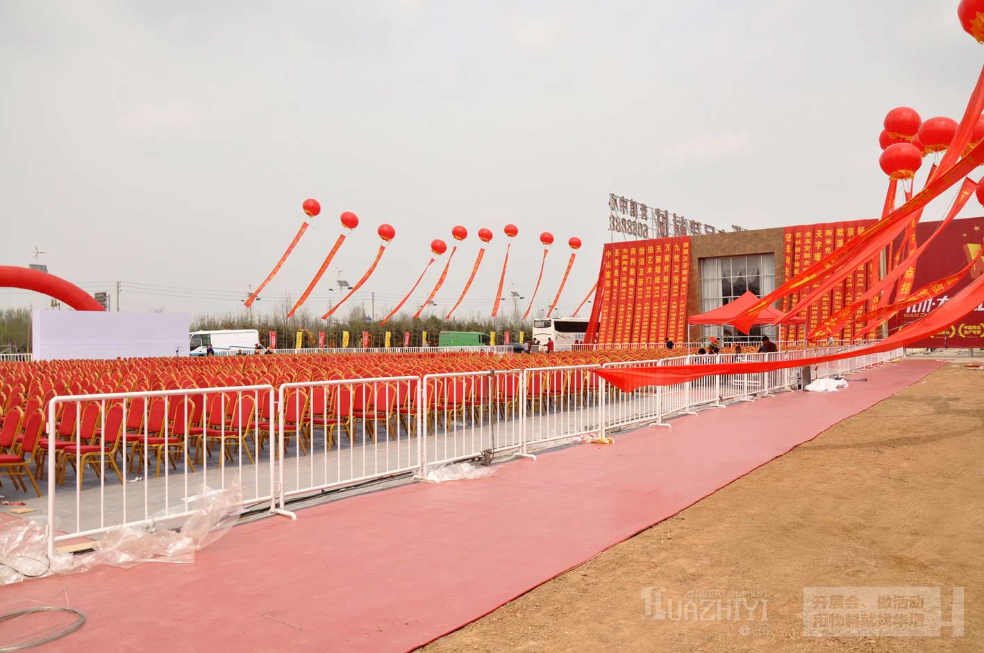 許昌家具建材城白色鐵馬護欄租賃現場